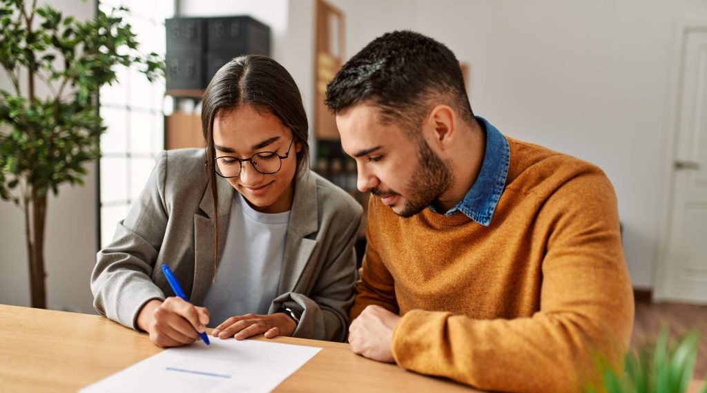 Couple signing their updated will after reading the modernised will law report